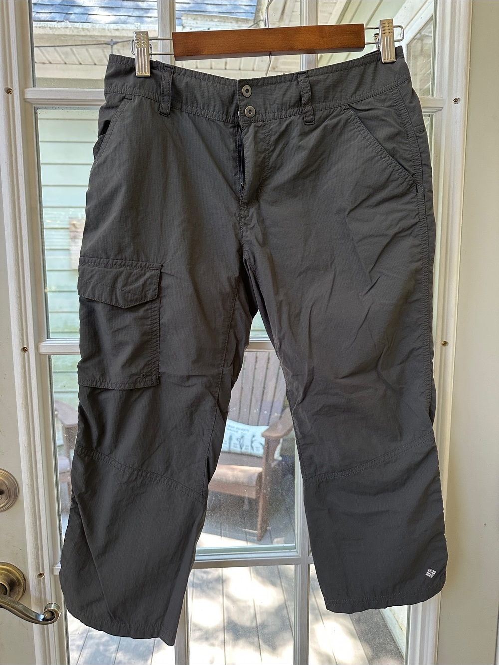 Columbia capri dark gray hiking Pants with Utility Pockets
